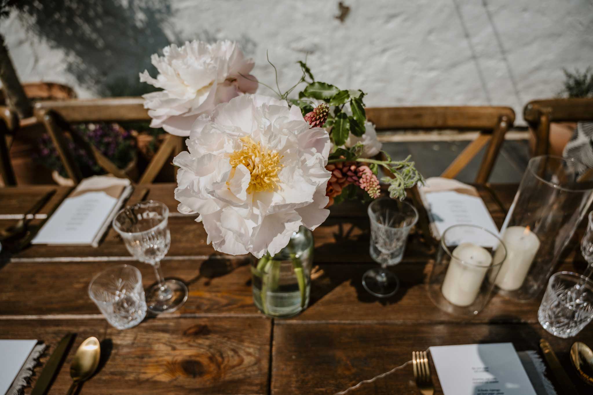 Adam Banks supper club at Treseren dining table flowers Emily Three Acre Blooms